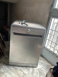 Lavastoviglie indesit ( pari al nuovo)