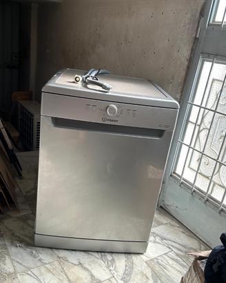 Lavastoviglie indesit ( pari al nuovo)