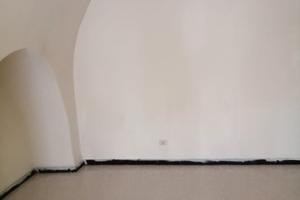 Locale uso commerciale o garage un vano con bagno