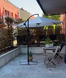 Ombrellone da giardino e 4 mattonelle zavorra.
