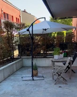 Ombrellone da giardino e 4 mattonelle zavorra.