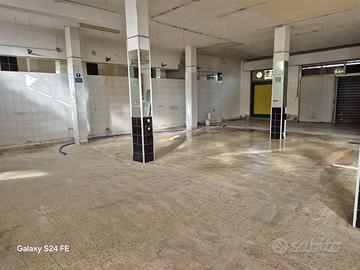 Locale commerciale con bagno e 2 vetrine