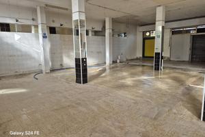 Locale commerciale con bagno e 2 vetrine