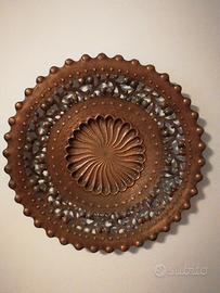 Piatto decorativo in rame finemente lavorato