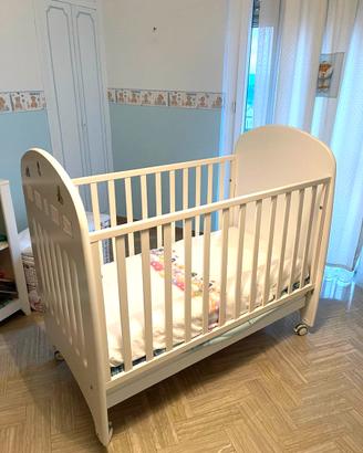 Lettino Nánan bianco con ruote per cameretta