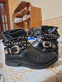 stivaletti con borchie