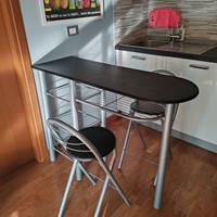 penisola con sgabelli