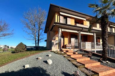 VILLA A SCHIERA D'ANGOLO A CASALETTO CEREDANO