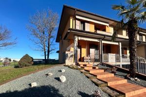 VILLA A SCHIERA D'ANGOLO A CASALETTO CEREDANO