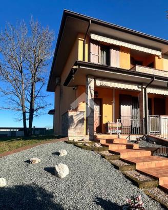 VILLA A SCHIERA D'ANGOLO A CASALETTO CEREDANO