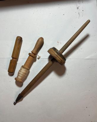 Antico fuso in legno