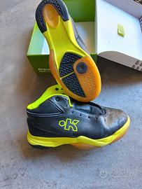 Scarpe da ginnastica praticamente nuove