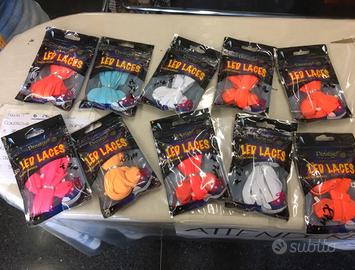 Stringhe lacci colorati con led che si illumina