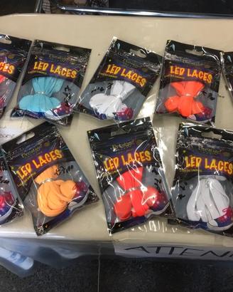 Stringhe lacci colorati con led che si illumina