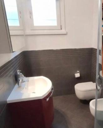 mobile bagno completo di specchiera e lavandino bi