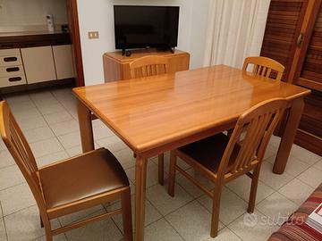 Tavolo, sedie, credenza e madia