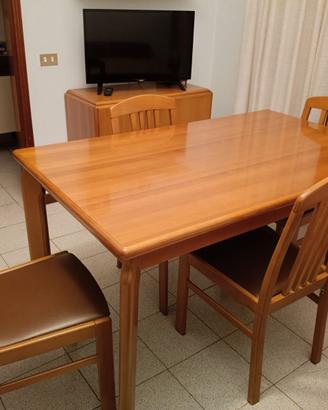 Tavolo, sedie, credenza e madia