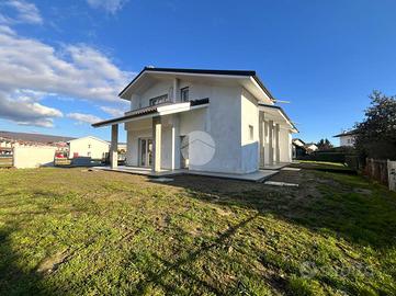 VILLA A SCHIERA A IVREA