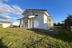 VILLA A SCHIERA A IVREA