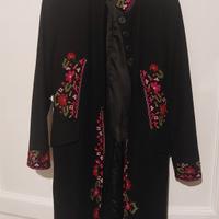 cappotto con fiori ricamati 