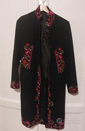 cappotto con fiori ricamati 