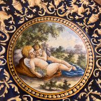 Grande piatto in maiolica policroma