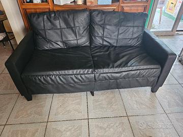 Piccolo divano finta pelle