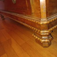 antico cassettone noce intagliato