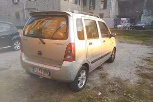 Suzuki Wagon R+ con lavoretti da fare