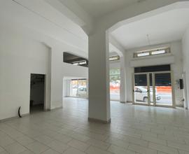 Locale su piazza vicino ospedale