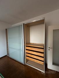 Armadio con porte scorrevoli