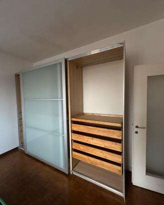 Armadio con porte scorrevoli