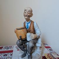 Statuina anziano con botte stile capodimonte