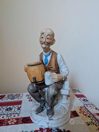 Statuina anziano con botte stile capodimonte