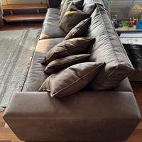 Divano in ecopelle marrone