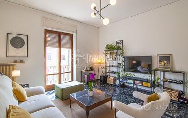 Ampio e luminoso appartamento all'ultimo piano con