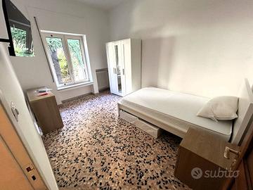 Stanza in appartamento di 143 m² a Bari