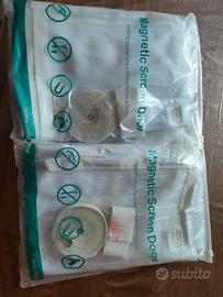 Due zanzariere con velcro 