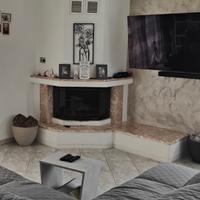 rivestimento camino angolare con marmo