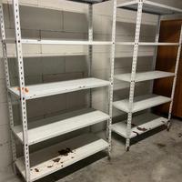 Sono 2 scansie metallo bianco