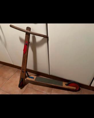 Monopattino vintage in legno