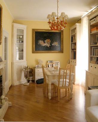 librerie in abete dipinte a mano