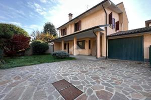 VILLA SINGOLA A RIVOLTA D'ADDA