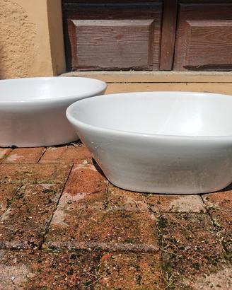 coppia di lavabi ciotola con rubinetti