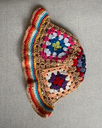 Cappellino donna in cotone realizzato a mano