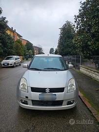 AUTO SUZUKI SWIFT