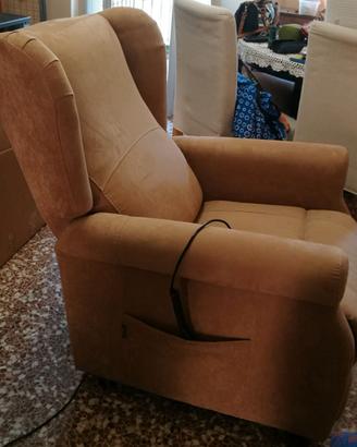 Poltrona relax elegante con alzata assistita