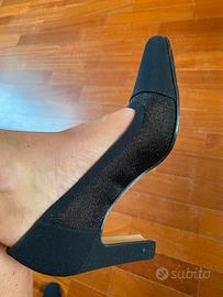 Décolleté nere in rete e camoscio