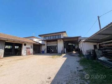 Immobile di 325 m² con più di 5 locali a Esperia