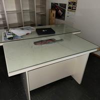 Scrivania da ufficio con piano in vetro